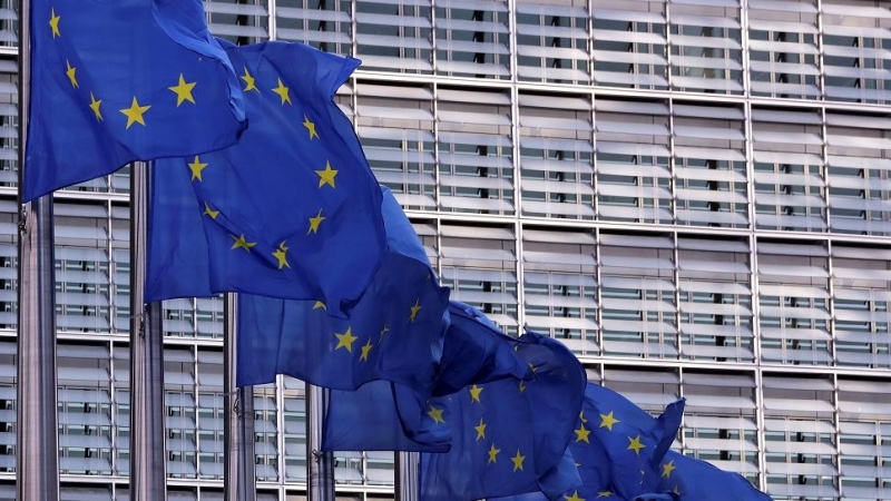 Banderas de la Unión Europea ondean frente a la sede de la Comisión Europea en Bruselas. REUTERS