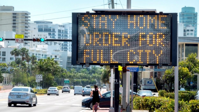 Un cartel luminoso avisa a los ciudadanos de que deben quedarse en sus casas en la ciudad de Miami (EEUU). /EFE