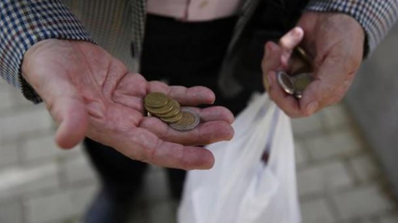 Casi la quinta parte de los españoles subsiste con ingresos inferiores al umbral de la pobreza. / Reuters