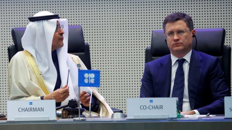 El ministro de Energía saudí y presidente de turno de la OPEP, el príncipe Abdulaziz bin Salman Al-Saud, con el ministro ruso de Energía, Alexander Novak, en la cumbre de países productores de petrólero, en Viena, que se acordó un recorte de producción. R