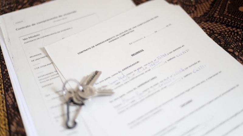 Unas llaves sobre un contrato de compraventa de vivienda y un contrato de arrendamiento (alquiler) de una habitación en una vivienda compartida. / ARCHIVO EUROPA PRESS