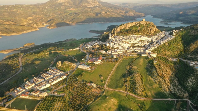 Vista panorámica del pueblo de Zahara de la Sierra. ANDRÉS BARRERA