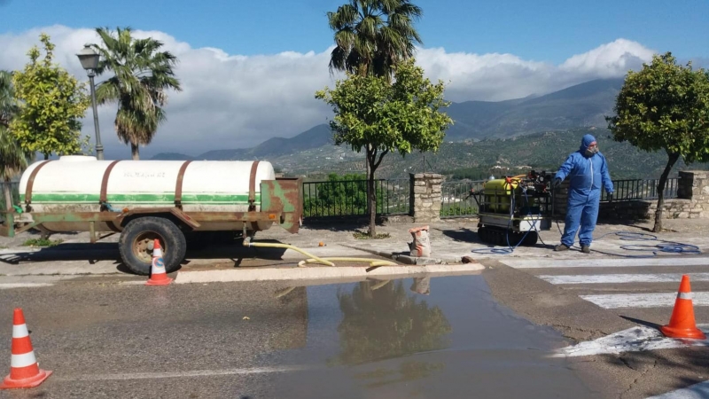 Foto del vado sanitario para la entrada y salida de vehículos en Zahara de la Sierra (Cádiz).