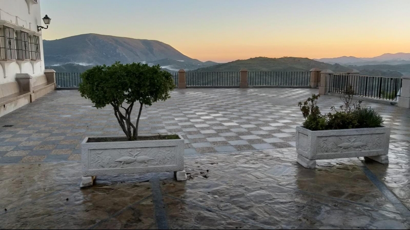 Plaza desinfectada por los equipos de voluntarios de Zahara de la Sierra (Cádiz).