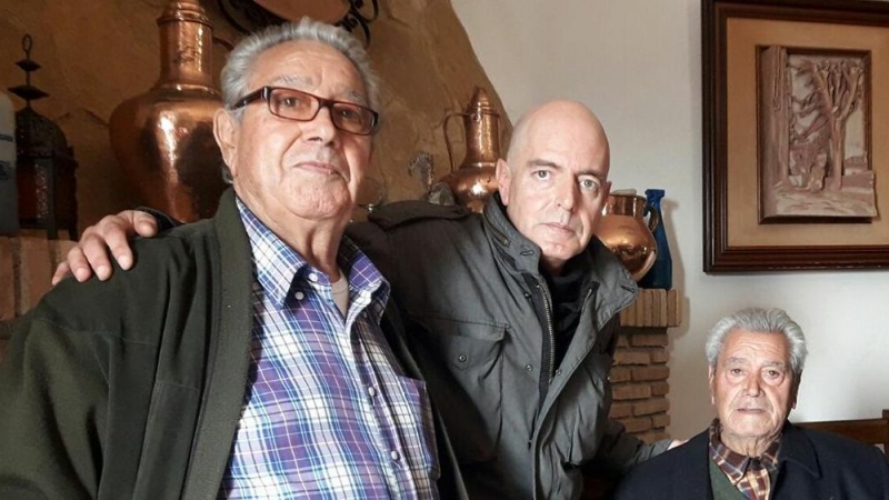 Antonio Arias, junto a Rafael y Bernardo Quero, hermanos de los guerrilleros granadinos. / LAGARTIJA NICK