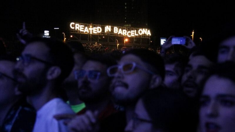 Públic d'un dels concerts del Primavera Sound 2019, amb un cartell lluminós al fons amb la inscripció 'Made in Barcelona'.ACN