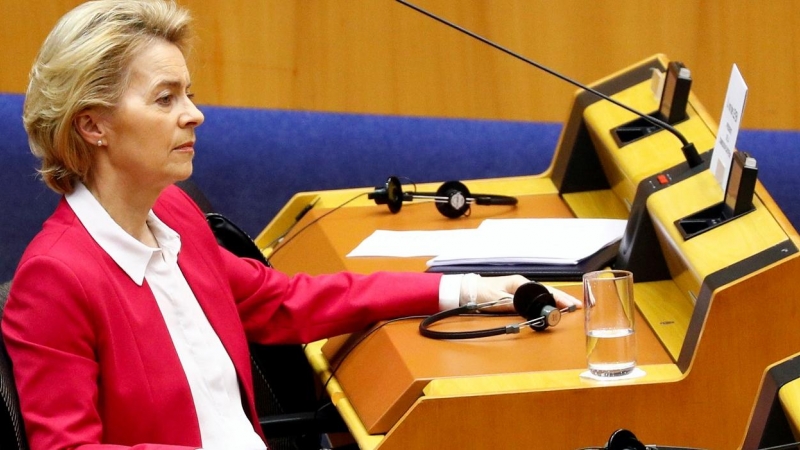 La presidenta de la Comisión Europea, Ursula von der Leyen, en el Parlamento Eureopeo, en Bruselas, en una sesión para debatir la crisis del coronavirus. REUTERS/Francois Lenoir