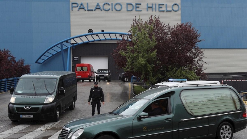 Un coche fúnebre a las puertas del Palacio de Hielo, el centro comercial con pista de patinaje situado en Madrid, que ha sido habilitado como morgue para albergar los restos de personas fallecidas con coronavirus ante la saturación de las empresas funerar