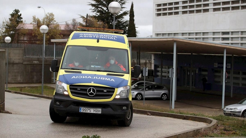 Una ambulancia abandona el Hospital Santa Bárbara de Soria./ Wilfredo García