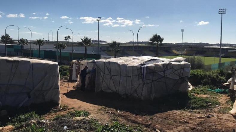 Chabolas como esta se asientan en las cercanías de Lepe y Moguer (Huelva) para dar cobijo a los trabajadores migrantes. FOTO: Rainer Viertlböck / Asnuci