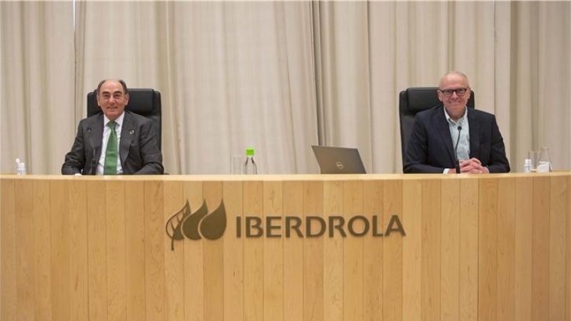 El presidente de Iberdrola Ignacio Galán, junto al secretario de la compañía eléctrica Julián Martínez-Simancas, durante la junta de accionistas, celebrada por vía telemática. EFE