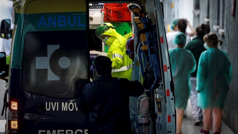 Una ambulancia llega este viernes al Hospital Donostia. EFE/Javier Etxezarreta