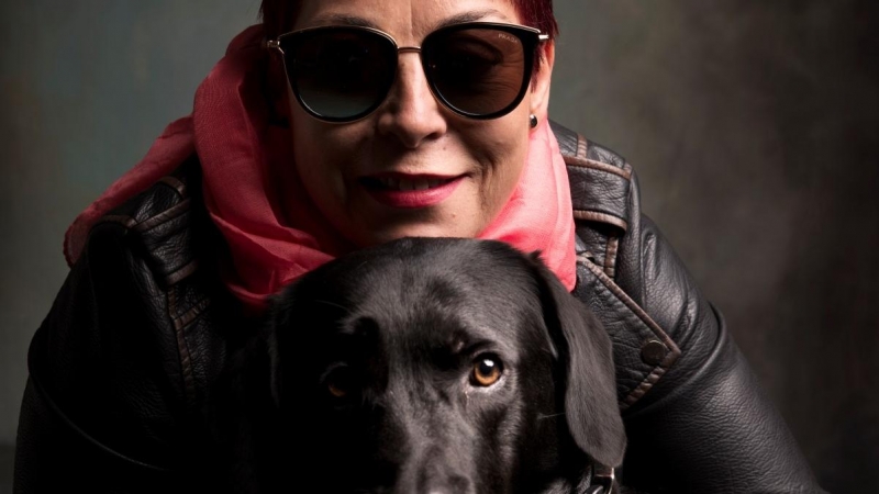Conchi y su perra guía, Xalina. / FOTO: LAURA LEÓN.