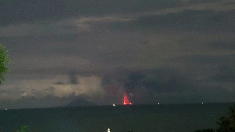 El volcán indonesio Anak Krakatau entró anoche en erupción | Reuters