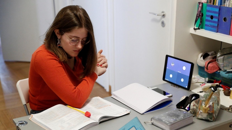 Una alumna italiana participa en una clase online de su instituto.  REUTERS/Guglielmo Mangiapane