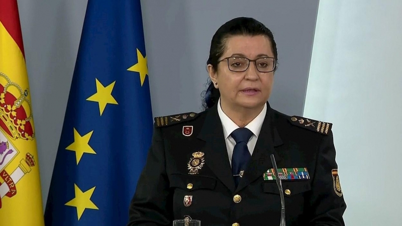Pilar Ullúe (d), subdirectora de Recursos Humanos y Formación del Cuerpo Nacional de Policía, durante la rueda de prensa. EFE/Moncloa