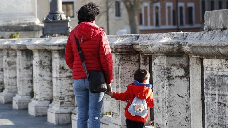 Niño paseando confinamiento