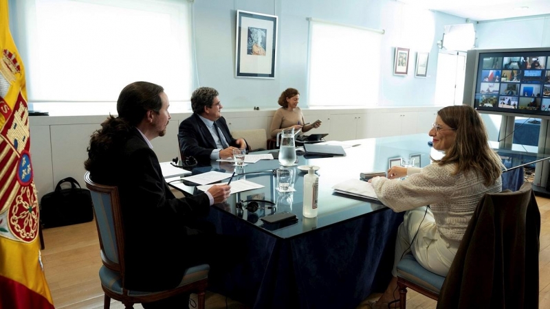 El vicepresidente segundo, Pablo Iglesias, con junto  al ministro de Inclusión, Seguridad Social y Migraciones, José Luis Escrivá, y a la ministra de Trabajo, Yolanda Díaz. MONCLOA / Borja Puig de la Bellacasa