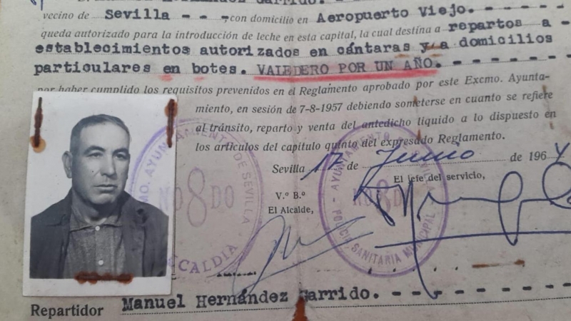 Foto del carné de lechero de Manuel Hernández durante la dictadura. / ARCHIVO ANTONIO RAGEL