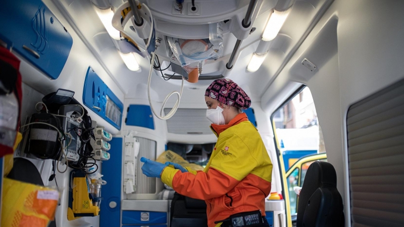 Una tècnic de el Sistema d'Emergències Mèdiques (SEM) de la Generalitat de Catalunya en una ambulància. PAU VENTEO / EUROPA PRESS