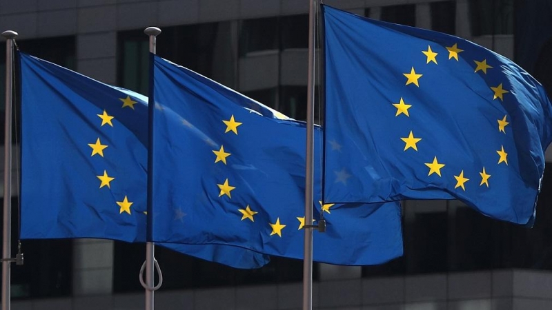 Banderas de la UE en el exterior de la sede de la Comisión Europea, en Bruselas. REUTERS/Yves Herman