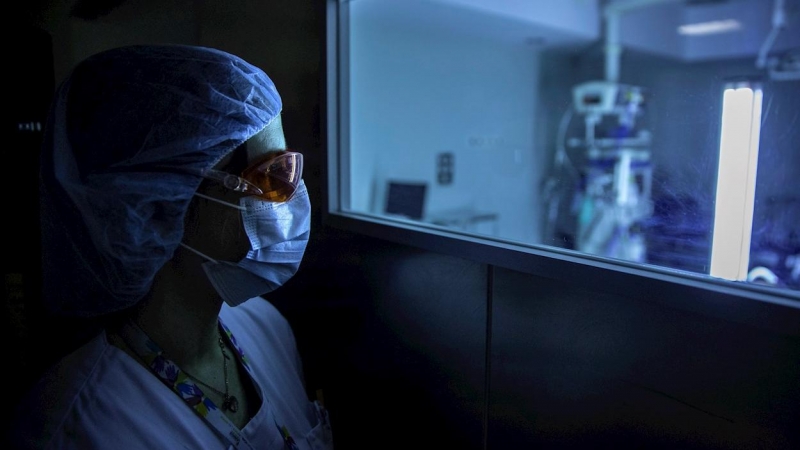 -FOTODELDIA- GRAF4235. FUENLABRADA (MADRID), 22/04/2020.- Una sanitaria observa el funcionamiento de un dispositivo de luz ultravioleta continuo (UV-C) móvil que sirve para desinfectar las estancias hospitalarias y eliminar el coronavirus en el Hospital U