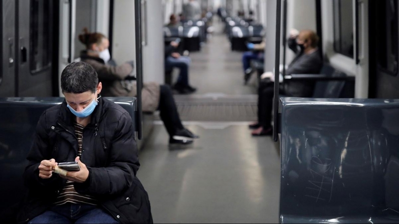 Pasajeros viajan en el metro de Barcelona respetando las distancias de seguridad durante la crisis del coronavirus. (REUTERS/Nacho Doce)