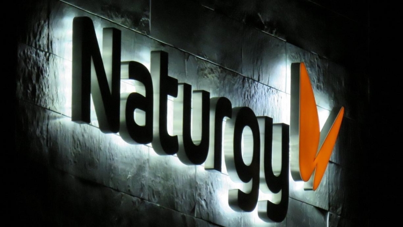 El logo de Naturgy, en su sede de Madrid, por la noche. E.P.