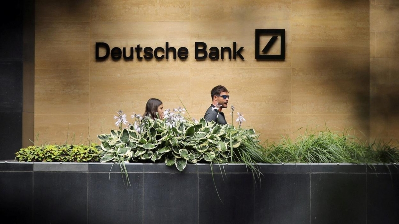 Una pareja pasa por delante de las oficinas de Deutsche Bank en Londres. REUTERS/Simon Dawson/