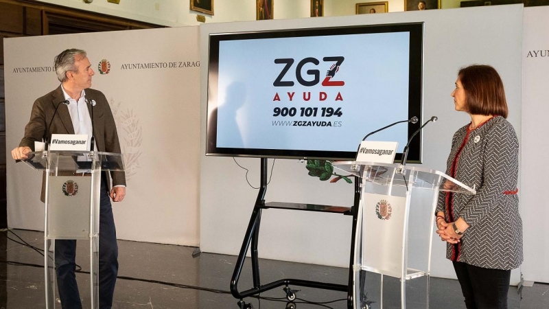 El alcalde de Zaragoza, Jorge Azcón (PP), y la alcaldesa Sara Fernández (Cs), en la presentación del programa Zgz Ayuda, que comparte teléfono con los Servicios Sociales Municipales.