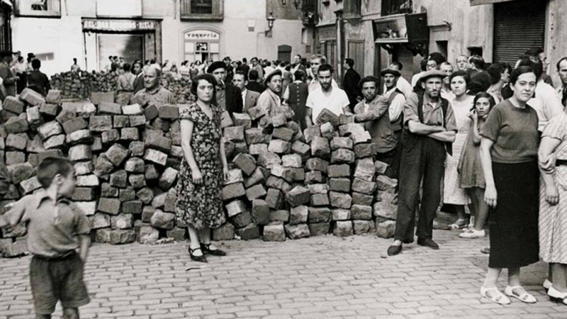 Barricada en el barrio madrileño de La Latina durante la guerra civil.