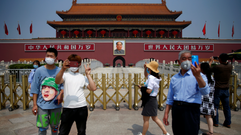 Turistas con mascarilla se toman fotos la puerta de Tiananmen durante las vacaciones de cinco días del Día del Trabajo después del brote de la enfermedad por coronavirus en Beijing. REUTERS / Tingshu Wang