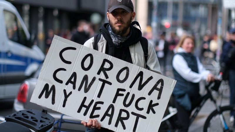 Manifestante en Berlín contra las imposiciones por el coronavirus. REUTERS/Christian Mang