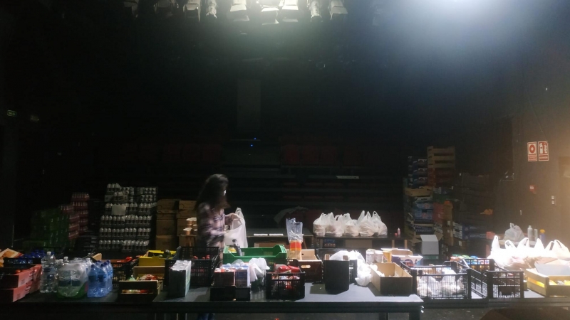 El escenario del Teatro del Barrio en Madrid convertido en Banco de alimentos.- GUILLERMO MARTÍNEZ