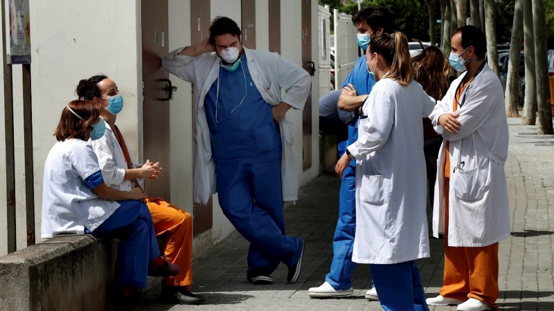 Trabajadores del Hospital de Bellvitge de Barcelona durante una pausa este martes cuando se cumplen 52 días de estado de alarma por la epidemia de coronavirus y segundo día de la fase 0 de desescalada. EFE/Toni Albir