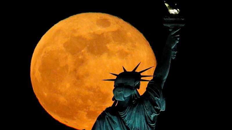 La luna llena se eleva sobre la Estatua de la Libertad, vista desde Nueva Jersey, EE. UU. REUTERS / Brendan McDermid