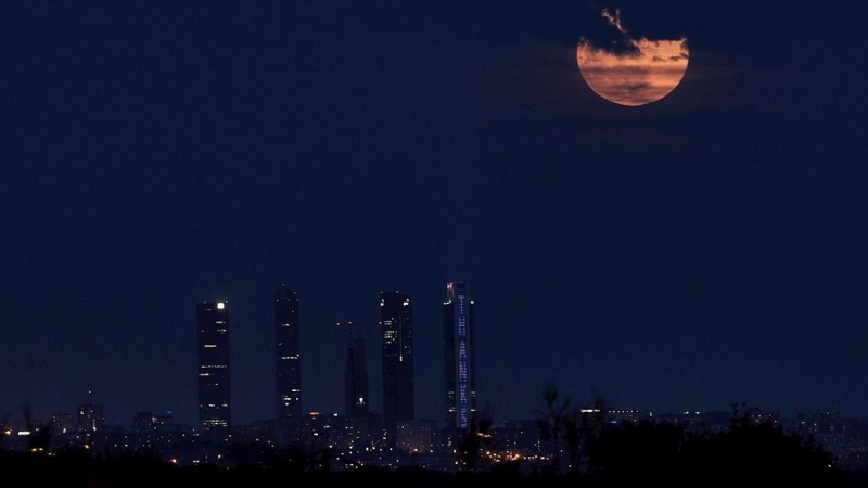 Vista de la luna sobre la ciudad de Madrid desde la localidad de Las Matas. EFE/Rodrigo Jiménez