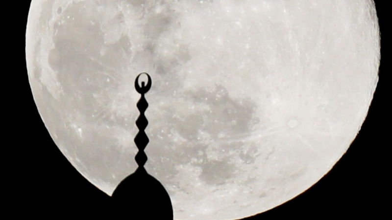 La luna llena sobre el minarete de una mezquita en Amman, Jordania. REUTERS / Muhammad Hamed