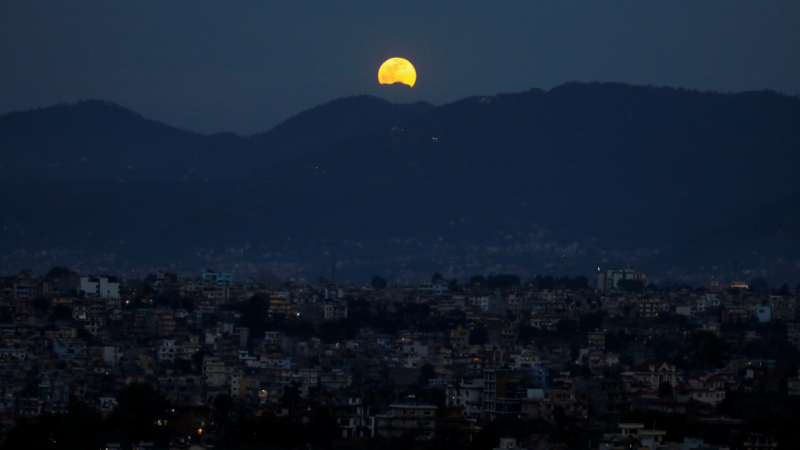 La superluna sobre el valle de Katmandú, Nepal. REUTERS / Navesh Chitrakar