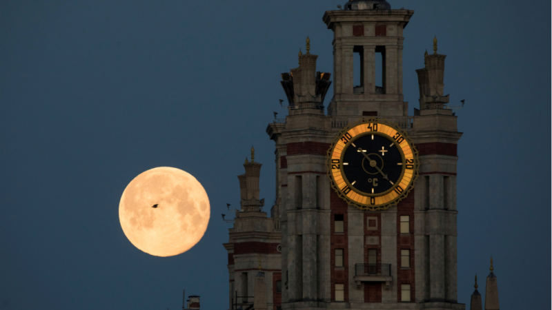 La luna llena se ve detrás de la Universidad Estatal Lomonosov de Moscú, Rusia. REUTERS / Shamil Zhumatov