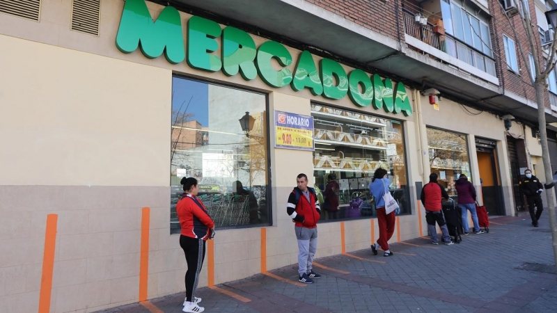 Varias personas  hacen cola guardando la distancia social para poder entrar a comprar en un supermercado Mercadona de Madrid. E.P./Marta Fernández