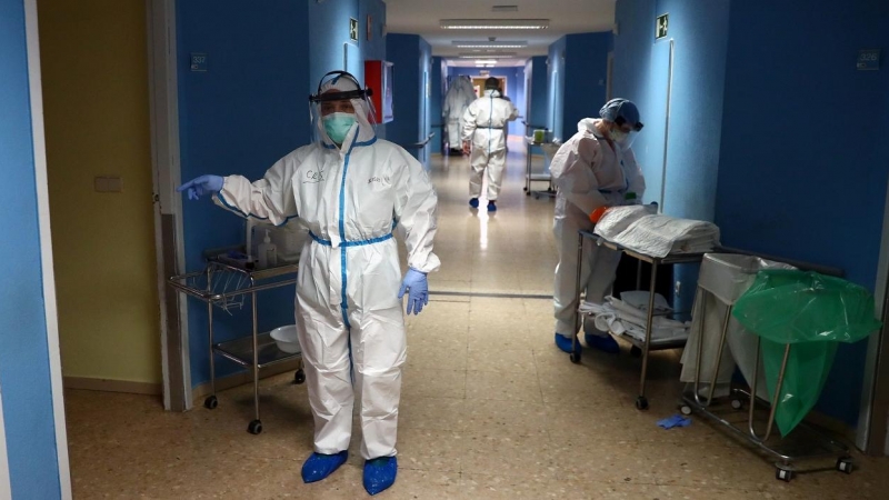 Enfermeras y otro personal sanitario con el equipo de protección individual, en el Hospital Principe de Asturias de Alcala de Henares (Madrid). REUTERS/Sergio Perez