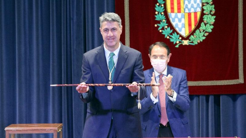 Xavier García Albiol mostra la vara d'alcalde de Badalona en el ple d'investidura celebrat aquest migdia. ACN