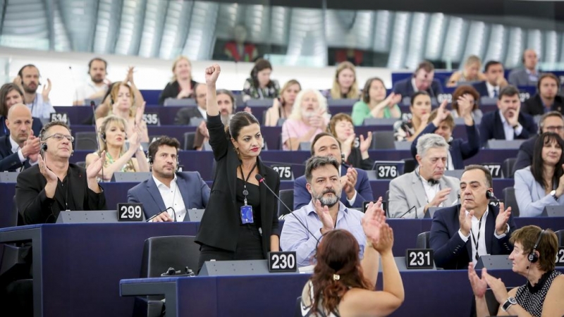 Los eurodiputados de Unidas Podemos Sira Rego y Manu Pineda, en un Pleno del Parlamento Europeo.