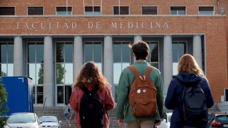 Varios alumnos se dirigen a la facultad de Medicina en la Universidad Complutense, en Madrid. EFE/Juan Carlos Hidalgo/Archivo