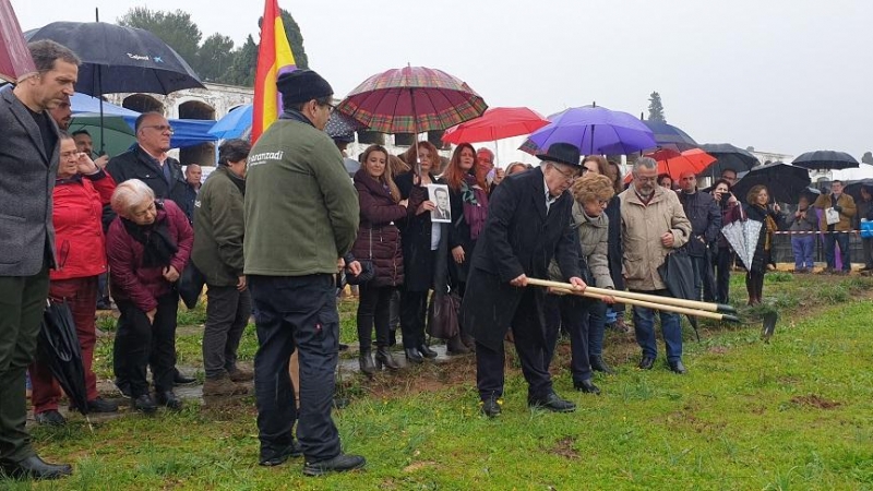 Familiares de víctimas de la fosa de Pico Reja en el transcurso de los trabajos. AYUNTAMIENTO DE SEVILLA.