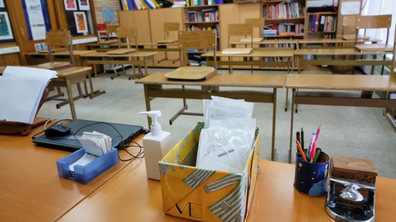Mascarillas y gel desinfectante en la mesa del profesor de un aula en Madrid. Europa Press / Jesús Hellín