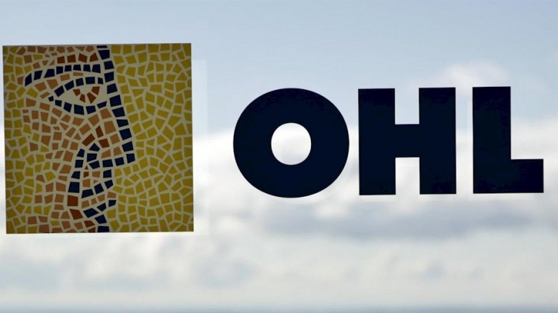 El logo de OHL en un ventanal de la sede de la constructora en Madrid. REUTERS/Andrea Comas