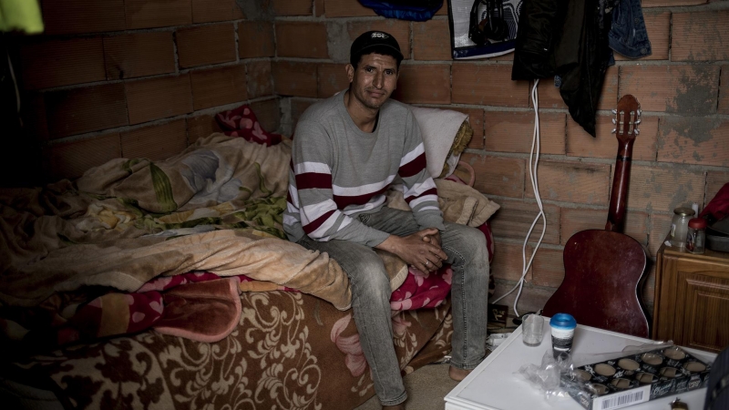 Jawad es un marroquí de 38 años que lleva un año viviendo en un asentamiento marginal de Almería. Se considera afortunado porque tiene una cabaña de ladrillos que no tiene que compartir con nadie. Sin embargo, no puede buscar trabajo en el campo debido a