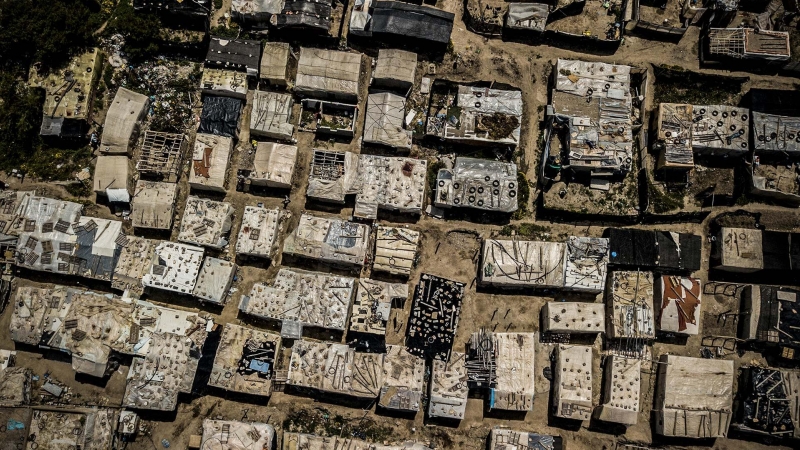 Vista aérea del asentamiento de chabolas del Cortijo Don Domingo, en Almería, que alberga a más de 200 personas migrantes que trabajan en los invernaderos que abastecen de fruta y verdura a los mercados españoles y europeos. La emergencia sanitaria es más